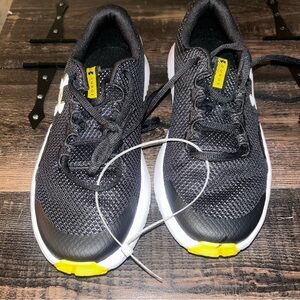 Under Armour Boys Surge Black Shoes - 6Y Boys NWOB